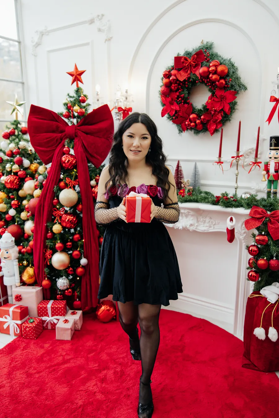 Gül Detaylı Straplez Kadife Elbise