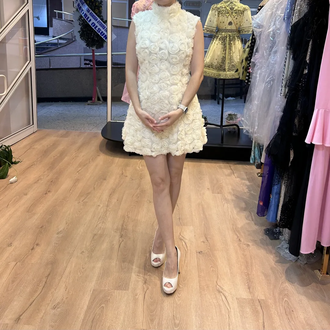 Çiçek Desenli Krem Elbise