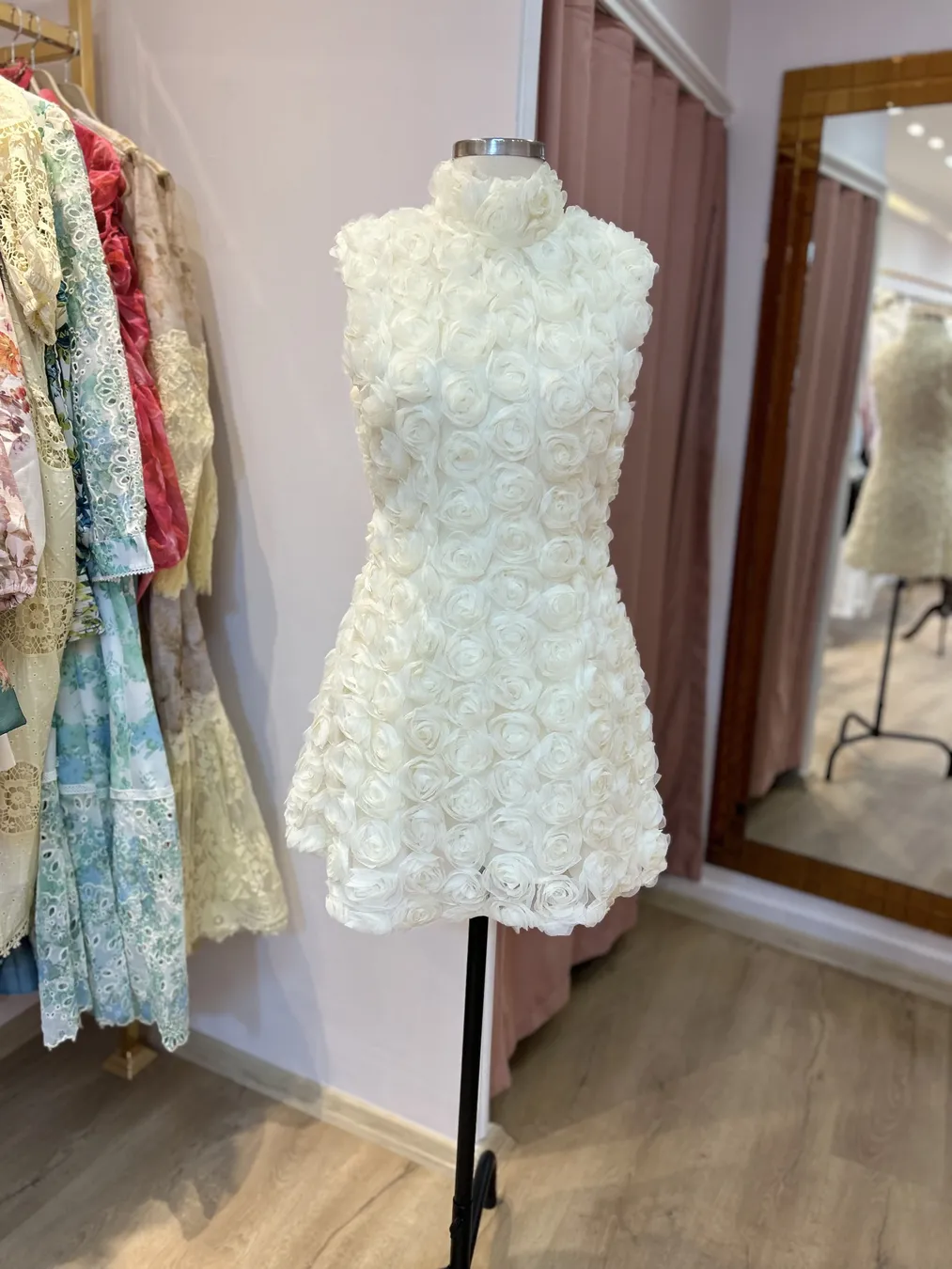 Çiçek Desenli Krem Elbise