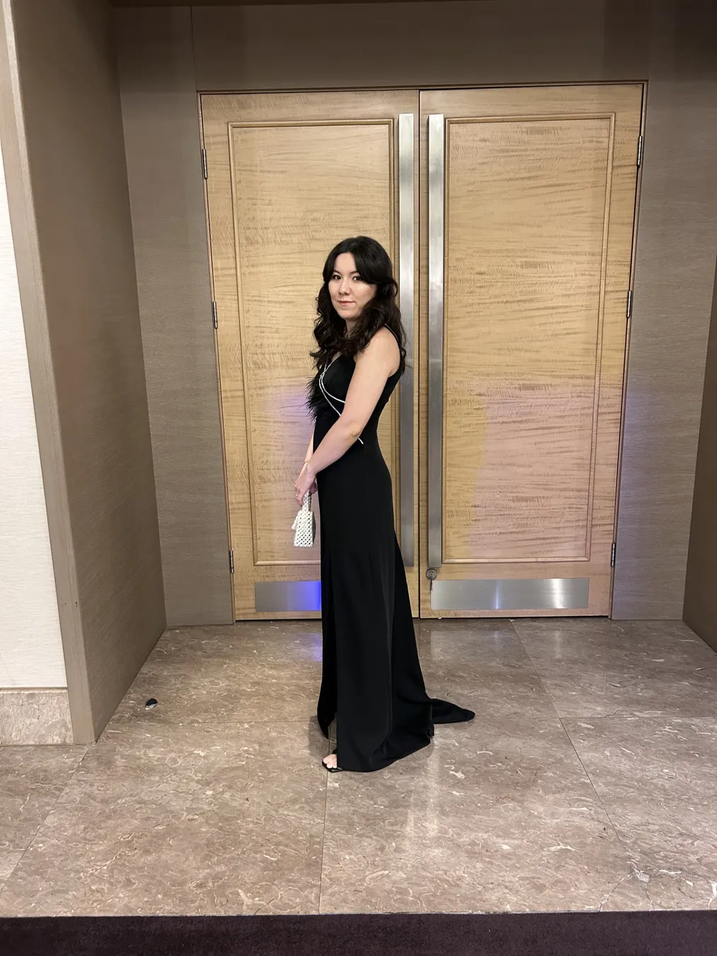 Otriş Detaylı Siyah Yırtmaçlı Uzun Elbise