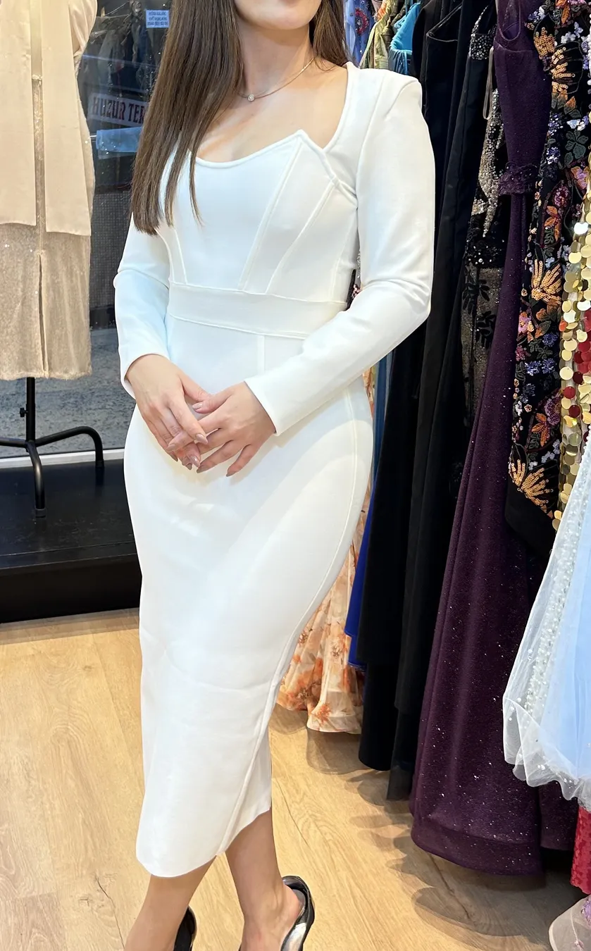 Uzun Kollu Beyaz Elbise