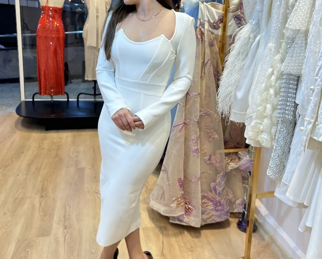 Uzun Kollu Beyaz Elbise