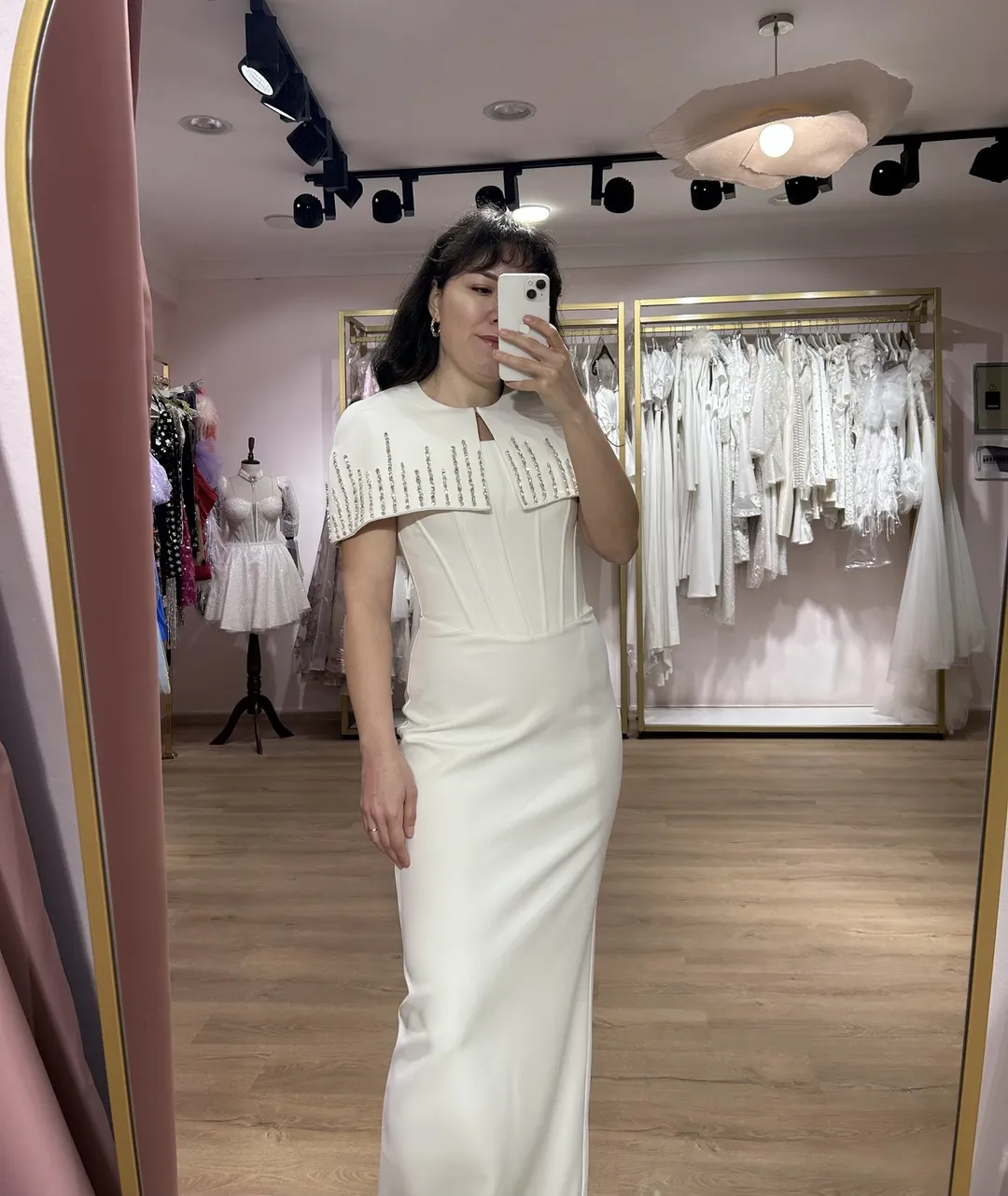 Taş İşlemeli Pelerin Detaylı Beyaz Elbise