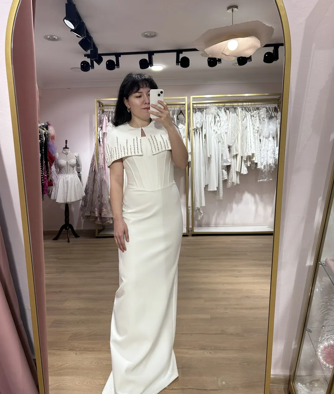 Taş İşlemeli Pelerin Detaylı Beyaz Elbise