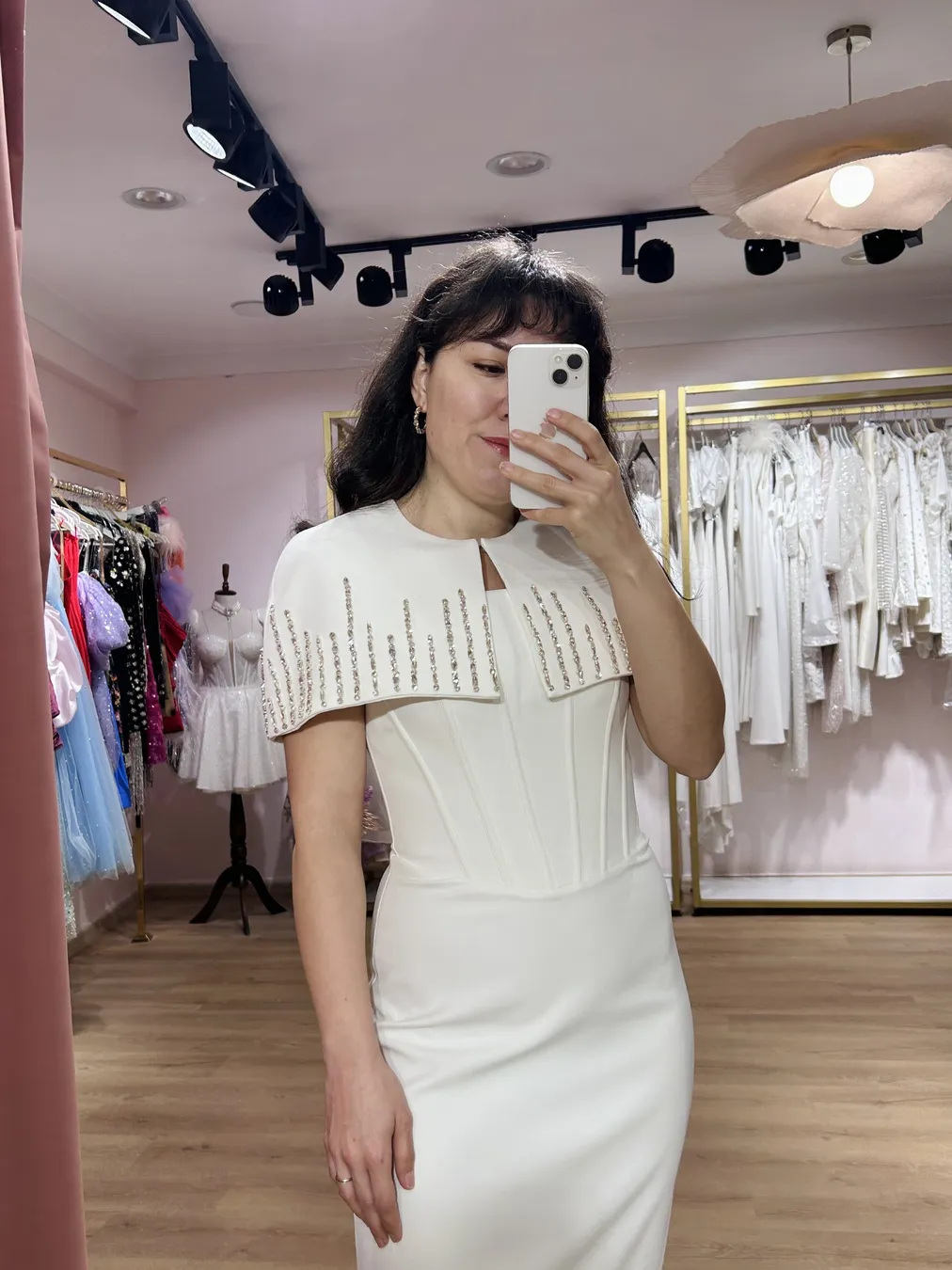 Taş İşlemeli Pelerin Detaylı Beyaz Elbise