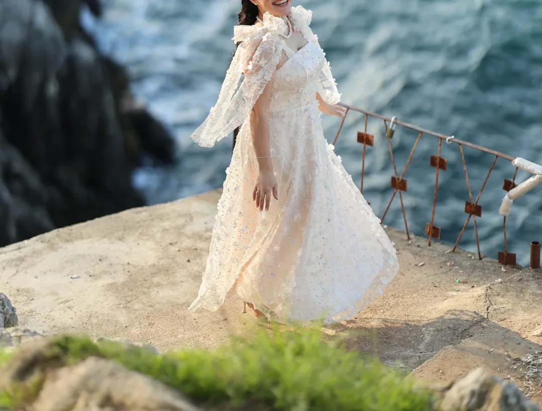 Omuzdan Bağlama Detaylı Midi Elbise